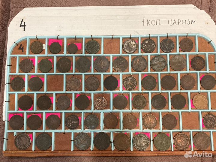 Монеты и банкноты, значки