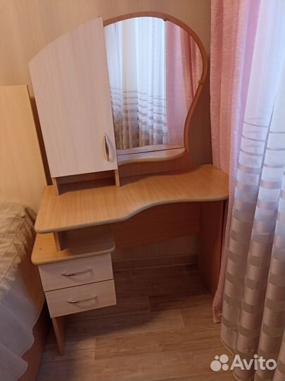 Туалетный столик с зеркалом