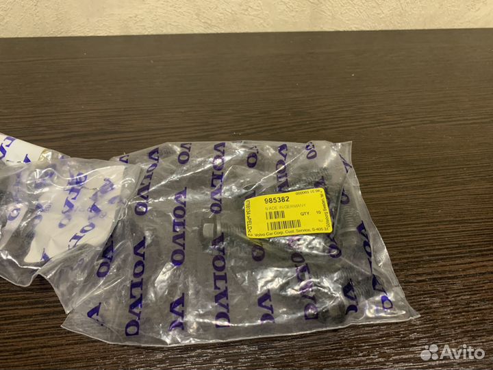 Болт винт шкива дизель Volvo 985382