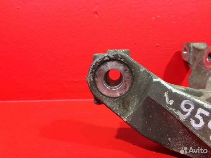 Кулак передний левый Opel Astra J A16XER 2012