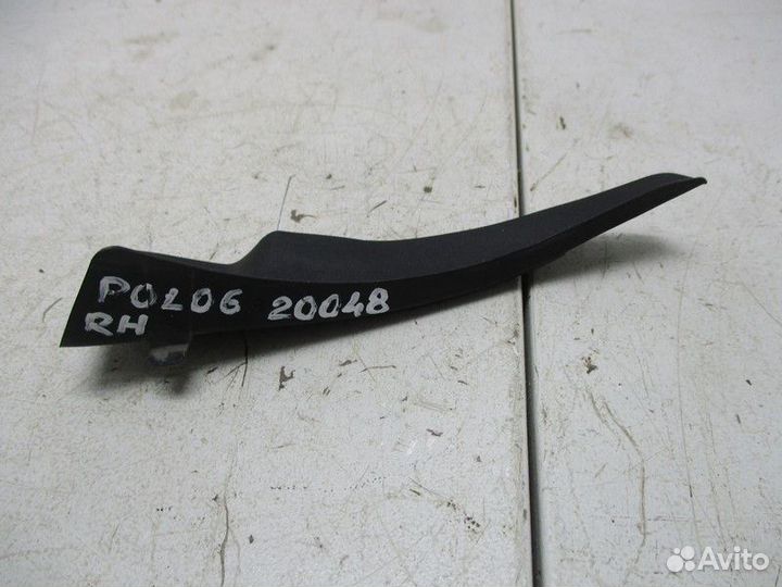 Накладка лобового стекла правая Volkswagen Polo 6