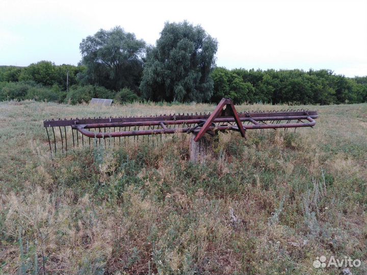 Косилка, движка и двое граблей для работы на полях