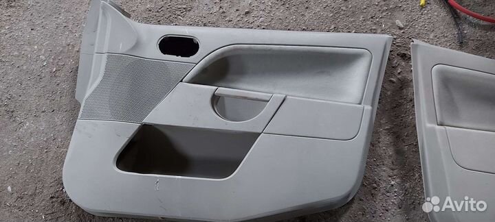 Обшивка двери на Ford Fiesta