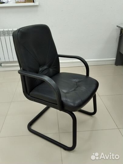 Офисное кожаное кресло