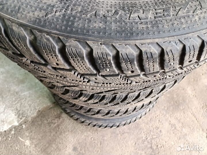 Kumho I'Zen Stud Snow KW11 225/65 R17