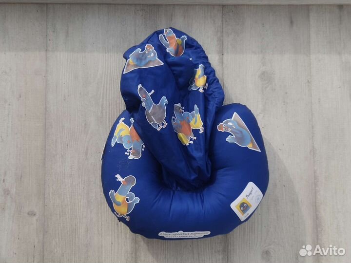 Подушка на шею. С капюшоном и голубями