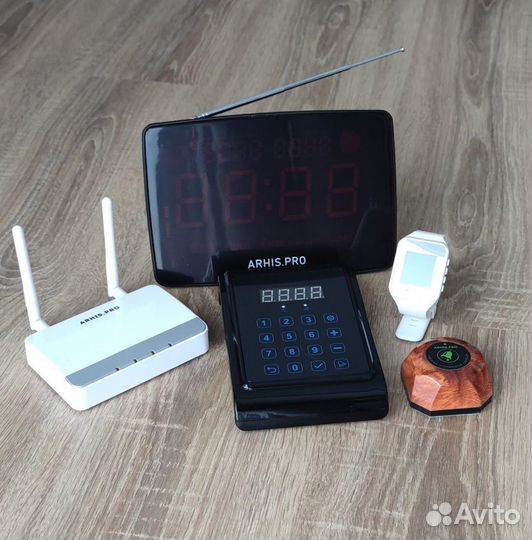 Кнопка вызова официанта и информационное табло