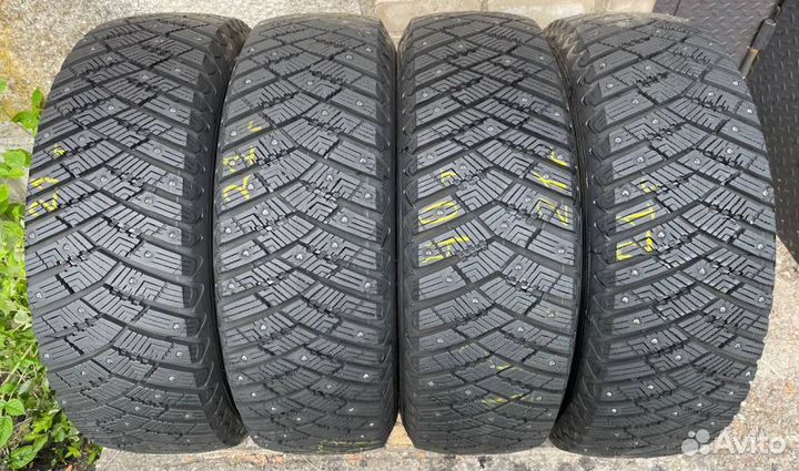 Goodyear UltraGrip Ice Arctic SUV 225/70 R16
