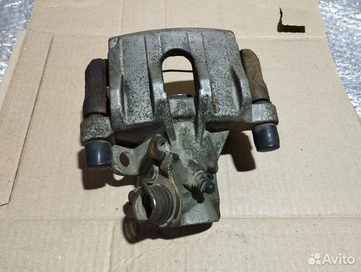 Суппорт тормозной задний правый Ford Focus 3