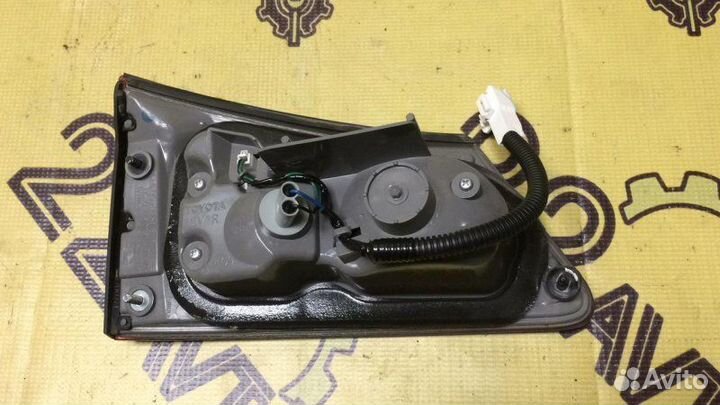 Стоп сигнал в крышку багажника задний правый Lexus