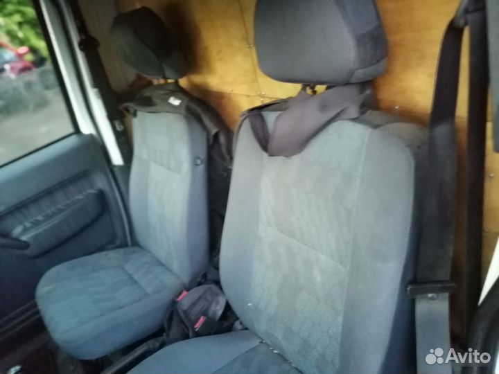 Передние сидения Ford Transit Connect 2008