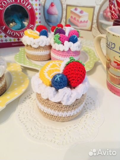 Вязаное пирожное, брелок, игрушка