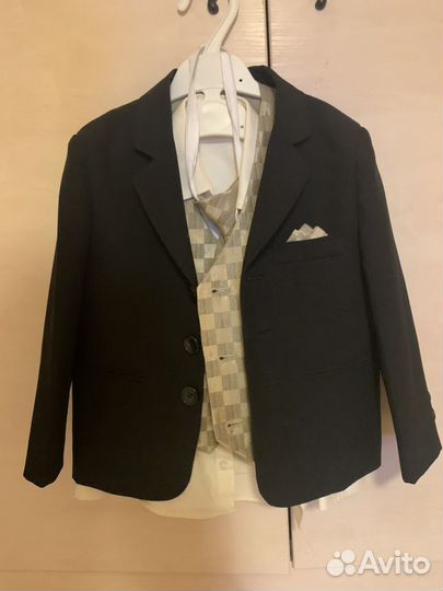 Костюм: пиджак, брюки, жилетка, рубашка, галстук