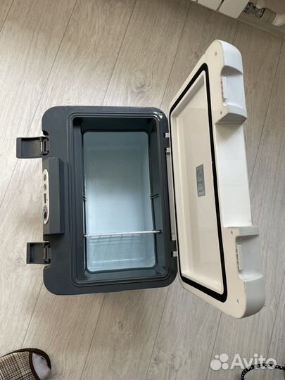 Автомобильный холодильник vector