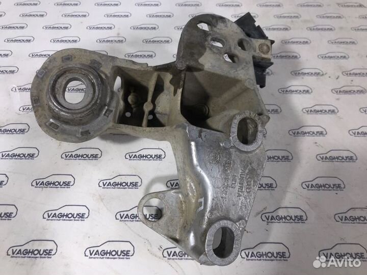 Кронштейн двигателя правый Volkswagen Passat B5+ 1