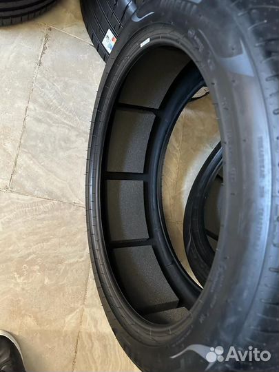 Pirelli P Zero PZ4 275/40 R22