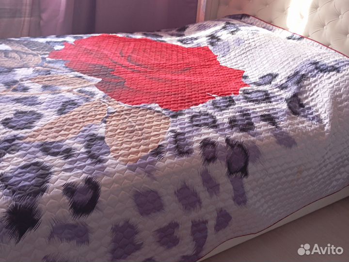 Покрывалом розой на кровать