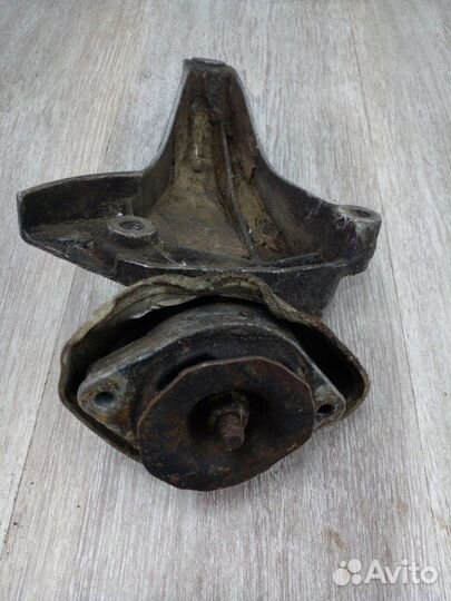 Кронштейн левый Volkswagen Passat B5