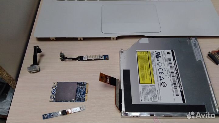 MacBook model No: A1181 на разбор по запчастям