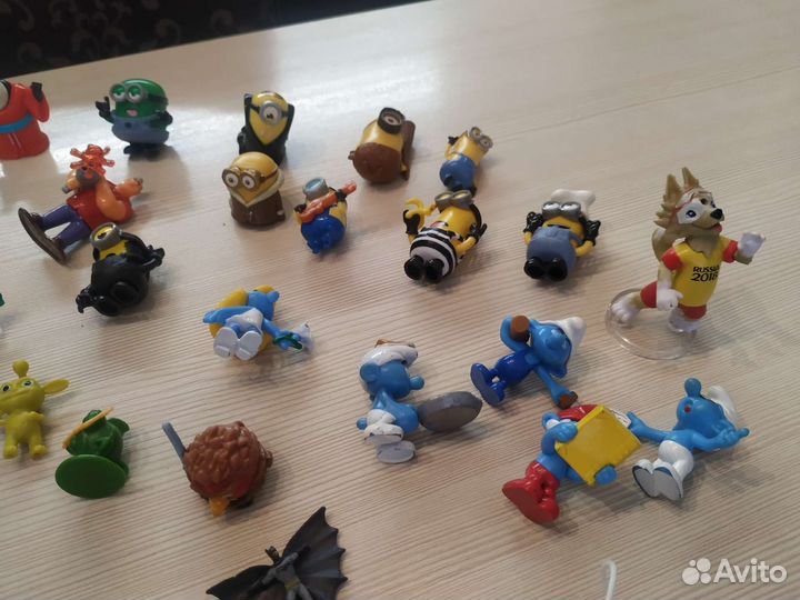 Фигурки из киндер сюрприза миньоны, смурфики и пр