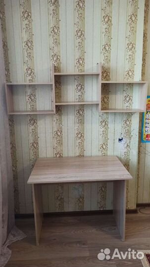 Письменный стол и полка для книг