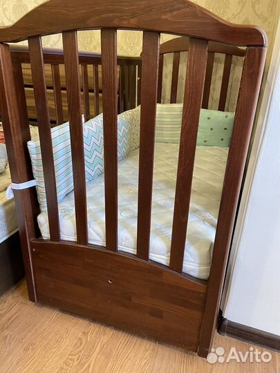 Детская кроватка с маятником