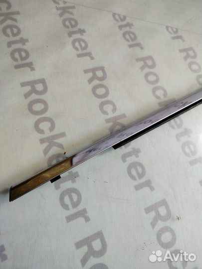 Молдинг стекла задний правый Nissan Fuga 2006