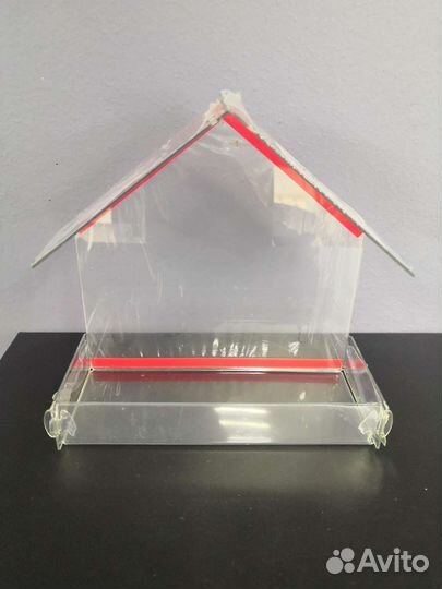 Кормушка для птиц на окно