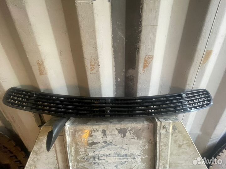 Решетка с капота mercedes s500