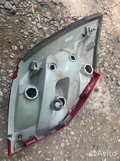 Задний правый фонарь на skoda fabia 2011