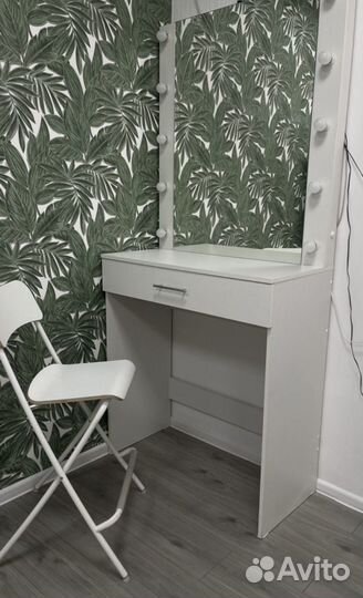 Гримерный столик с зеркалом и подсветкой