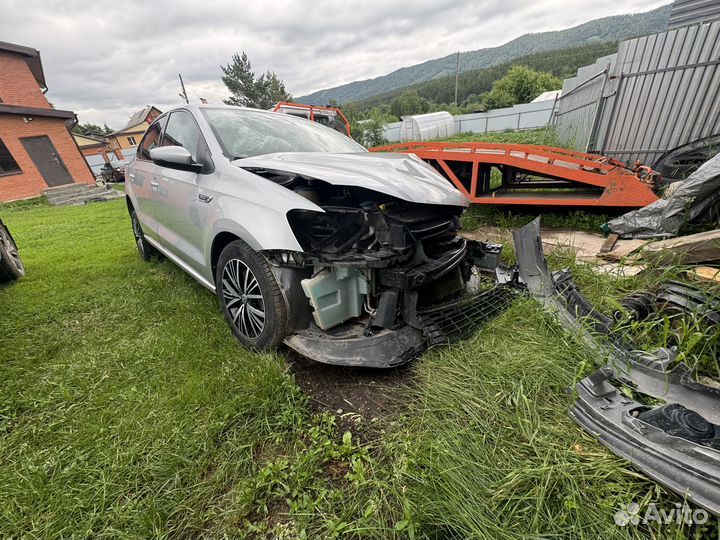 Volkswagen Polo 1.6 МТ, 2016, битый, 110 000 км