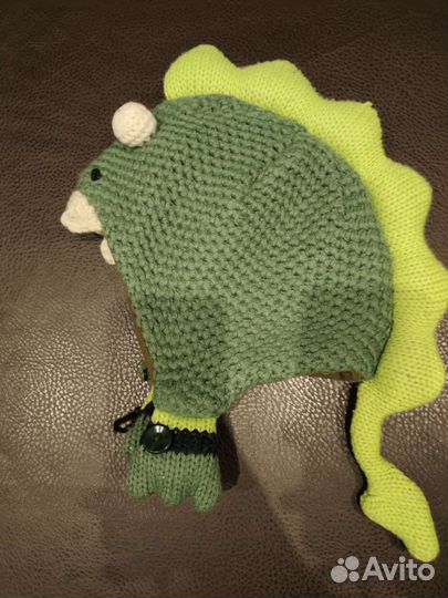 Зимняя шапка динозавр