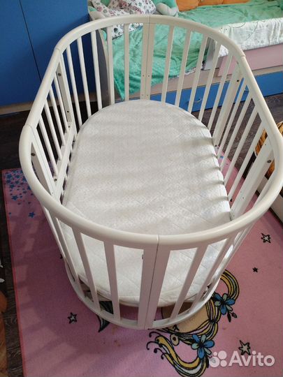 Детская кроватка с маятником