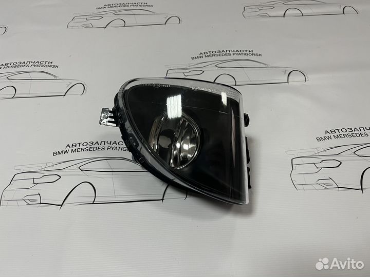 Правая передняя противотуманка BMW F10 дорест
