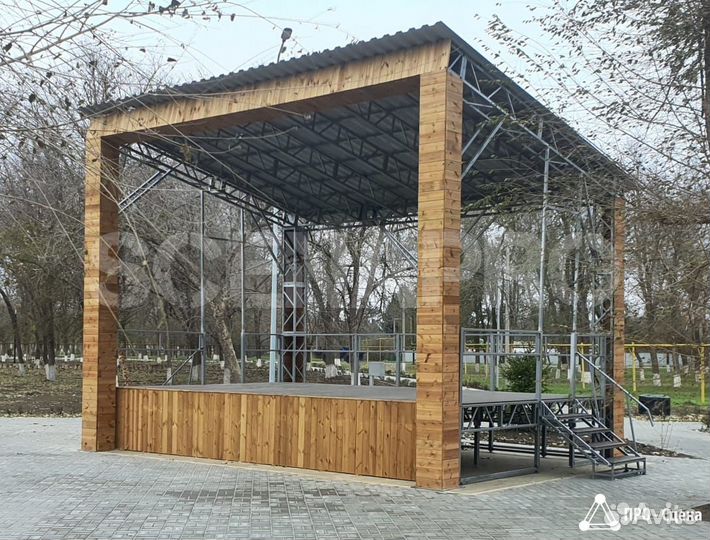 Уличный сценический комплекс с деревянной отделкой