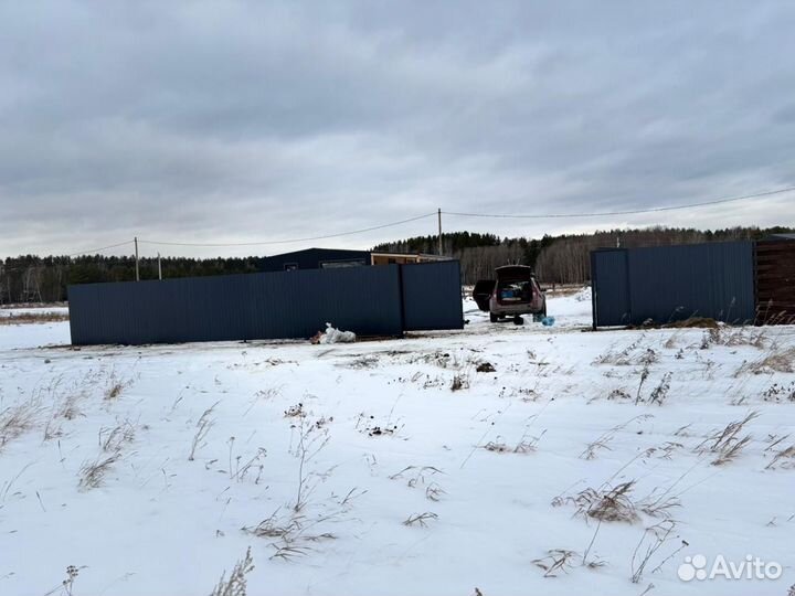 Установка монтаж забора из профнастила зимой