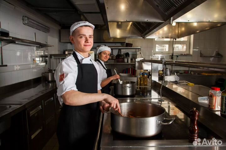 Повар горячего цеха в столовую
