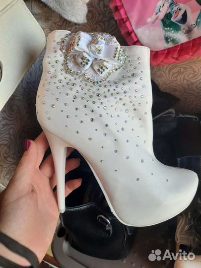 Ботильоны белые