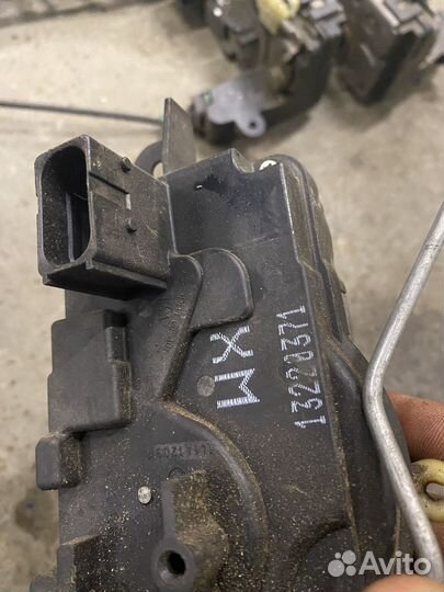 Замок двери передний левый Opel Astra H