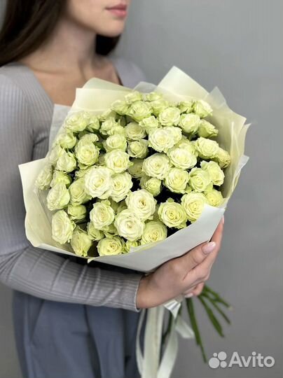 Букет цветов из 15 белых кустовых роз с доставкой