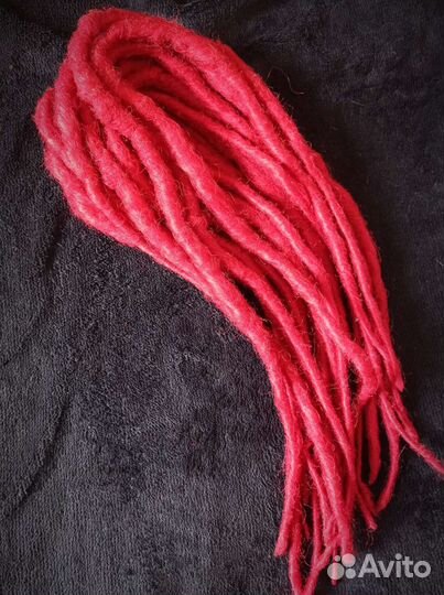 Волосы на заколках, дреды