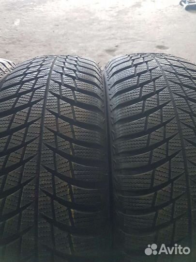 Bridgestone Blizzak LM-001 215/65 R17