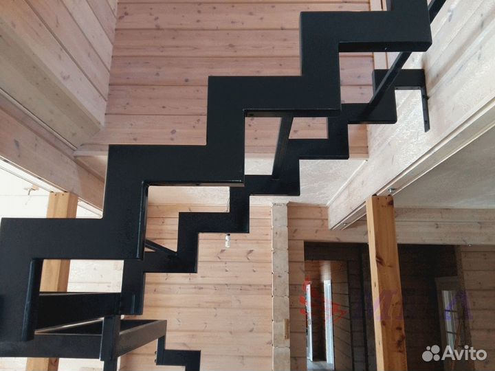 Металлическая лестница для дома