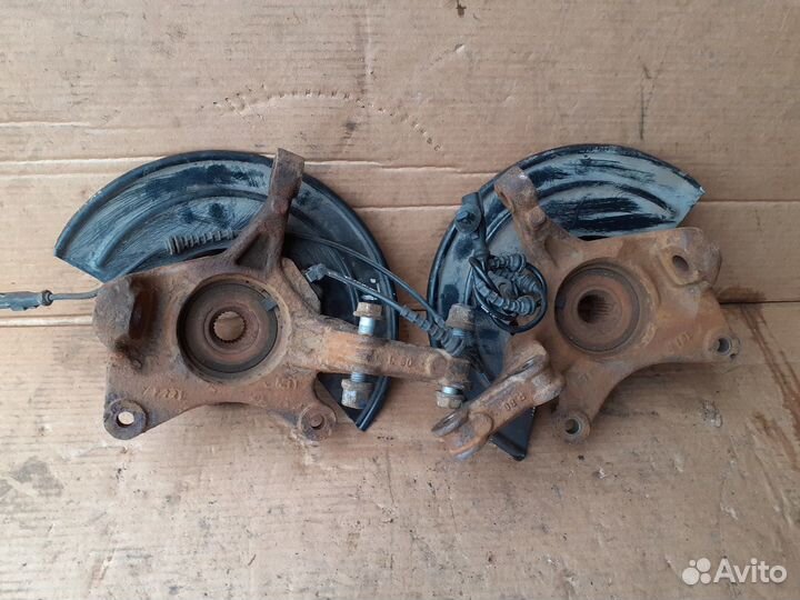 Кулак поворотный передний правый Рено Дастер кпп