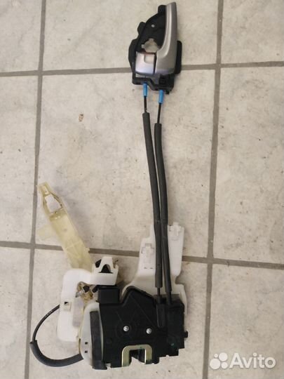 Замок двери передний левый Hyundai ix35 Tucson LM