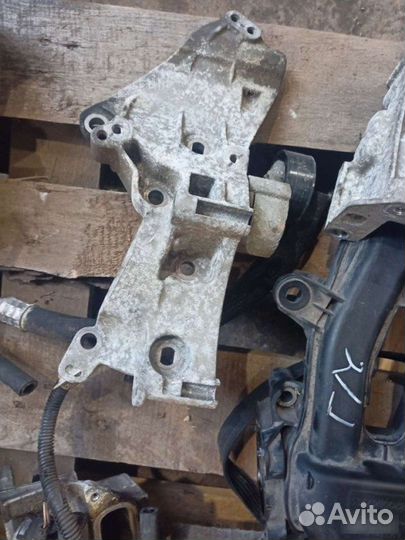 Кронштейн генератора Renault Logan