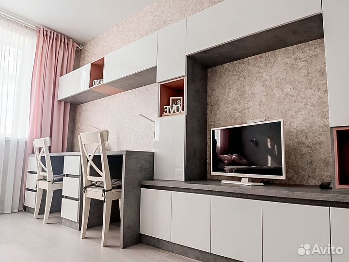 Рабочая зона со шкафом у окна