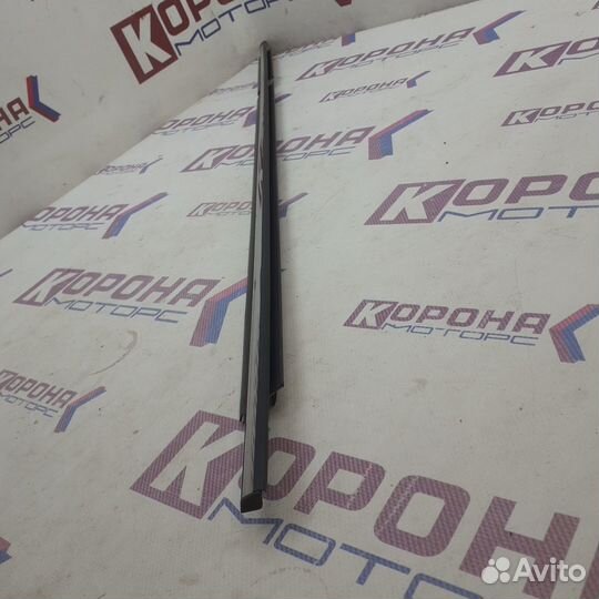 Уплотнитель стекла двери задней левой наружный LI