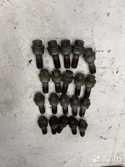 Комплект болтов на колеса audi q5 8r